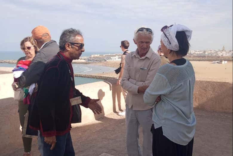 Guía explicando durante la visita guiada por Rabat