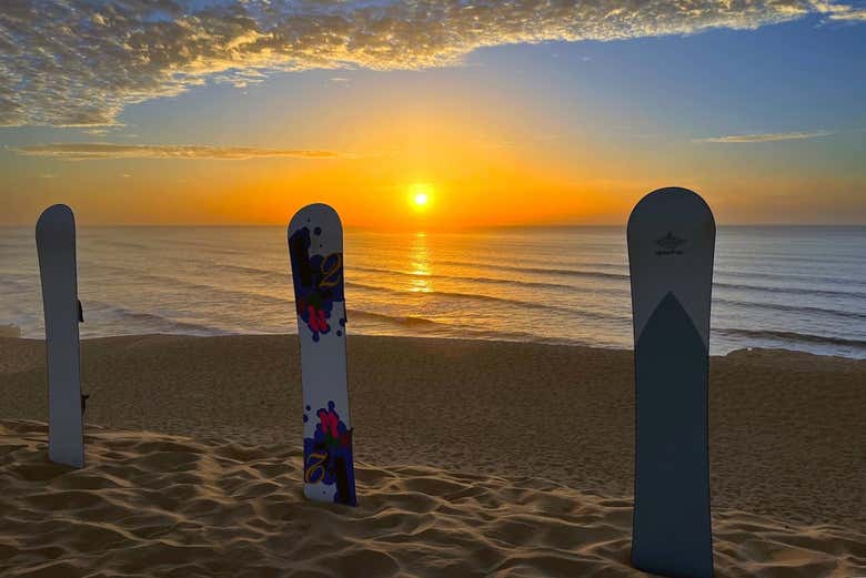 Planches de sandboard au coucher de soleil