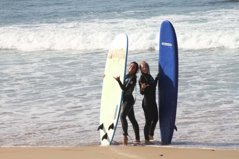 Foto sujetando las tablas de surf