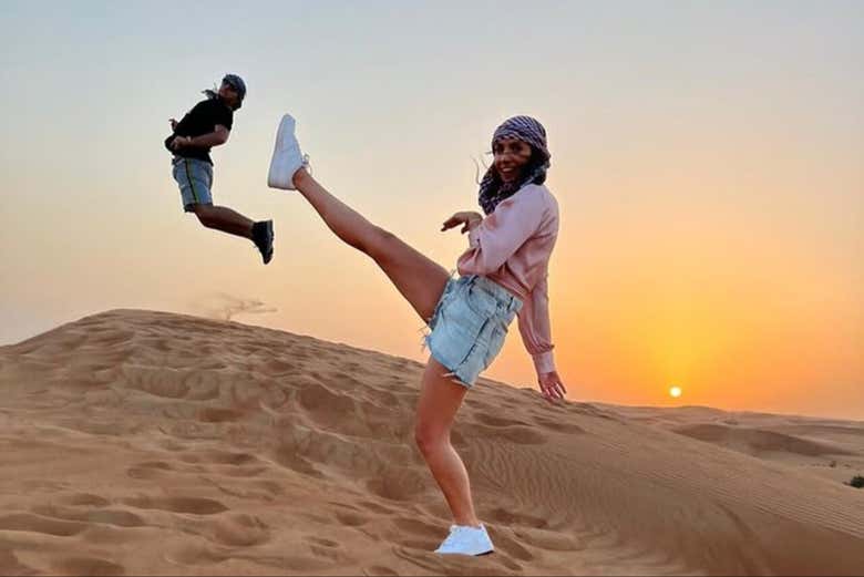 Créez des photos amusantes avec perspective dans les dunes