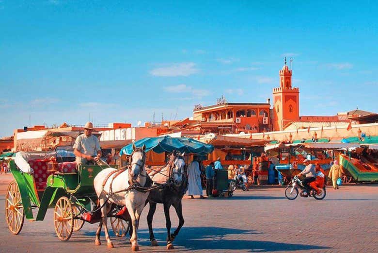 Vous parcourrez les places de Marrakech