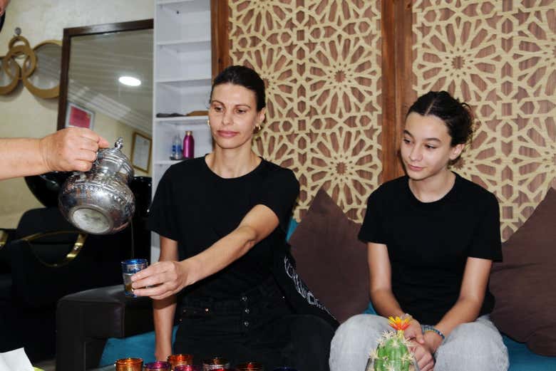 Os recibirán con un té de hierbas