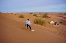 Sandboarding dans le désert de Taboga