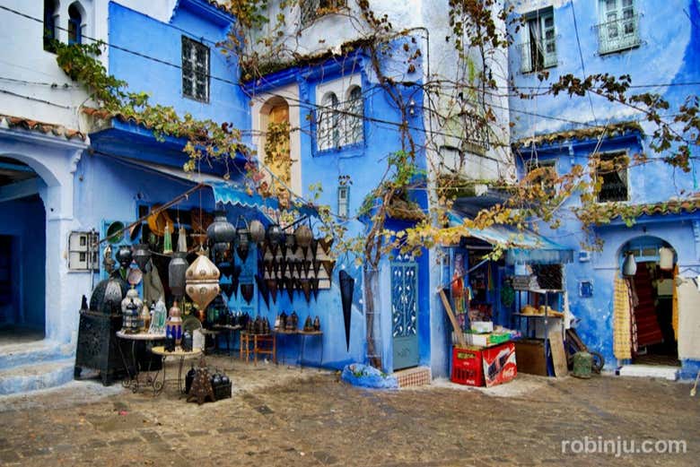 Conocida por su medina de casas blancas con puertas azules