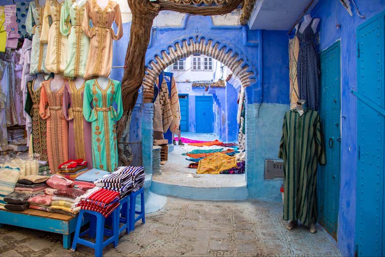 Tienda de ropa tradicional en el centro de la ciudad