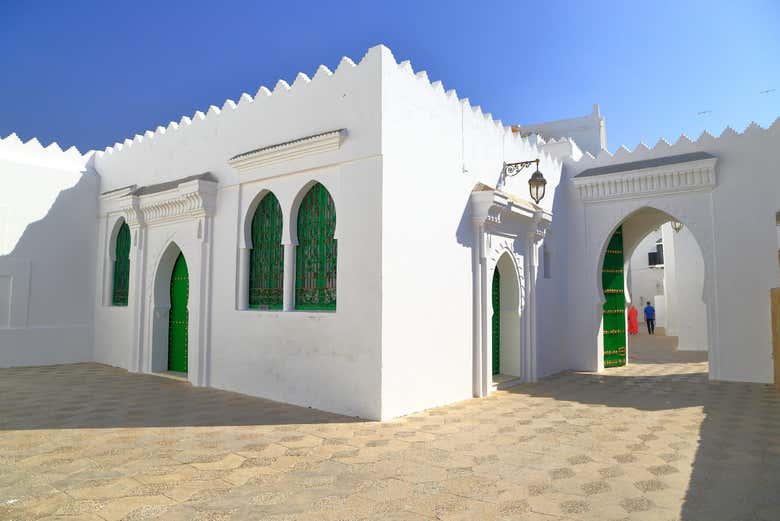 Edificios encalados en el centro de la medina de Asilah
