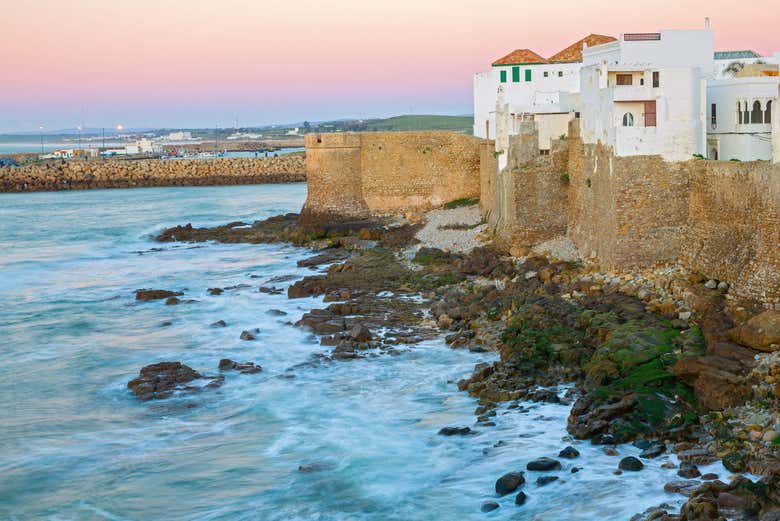Murallas de Asilah, junto a la costa atlántica