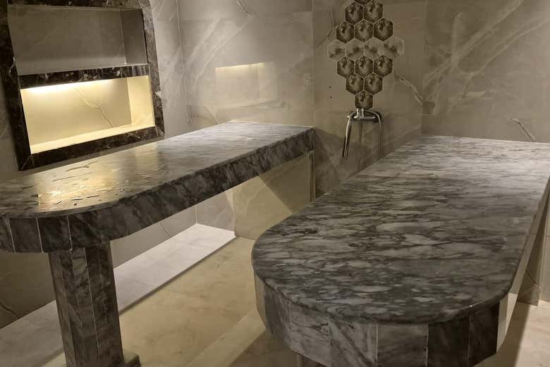 Mesas de mármol en una sala del hamman