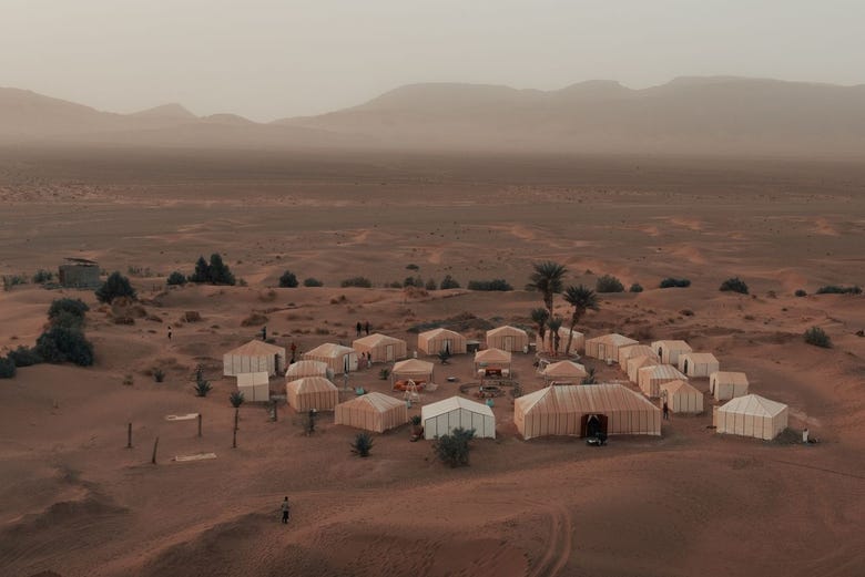 Vistas aéreas del campamento en el desierto de Zagora