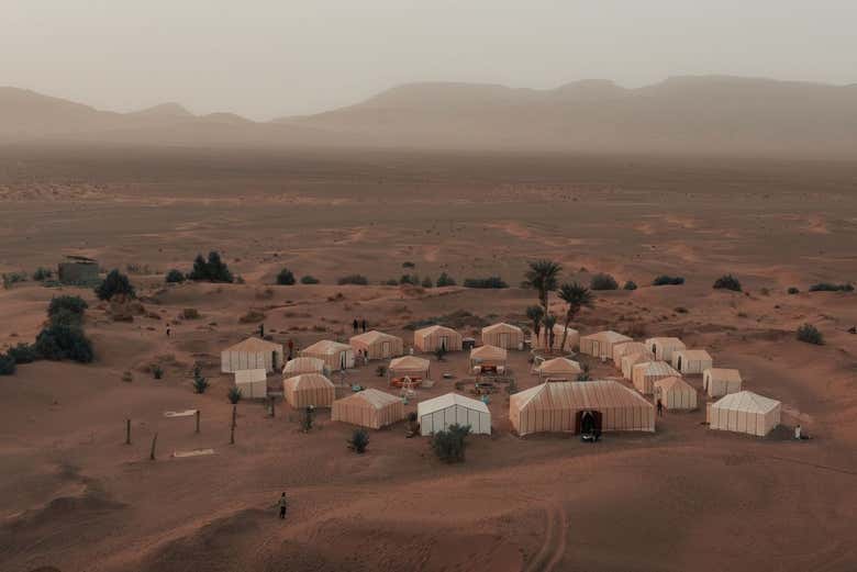 Vue aérienne sur le campement dans le désert de Zagora