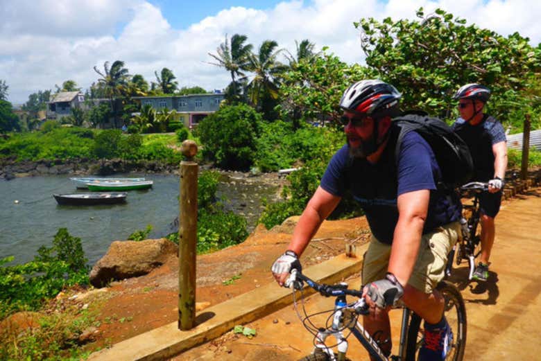 Ciclistas recorriendo el Parque Natural Bras d'Eau