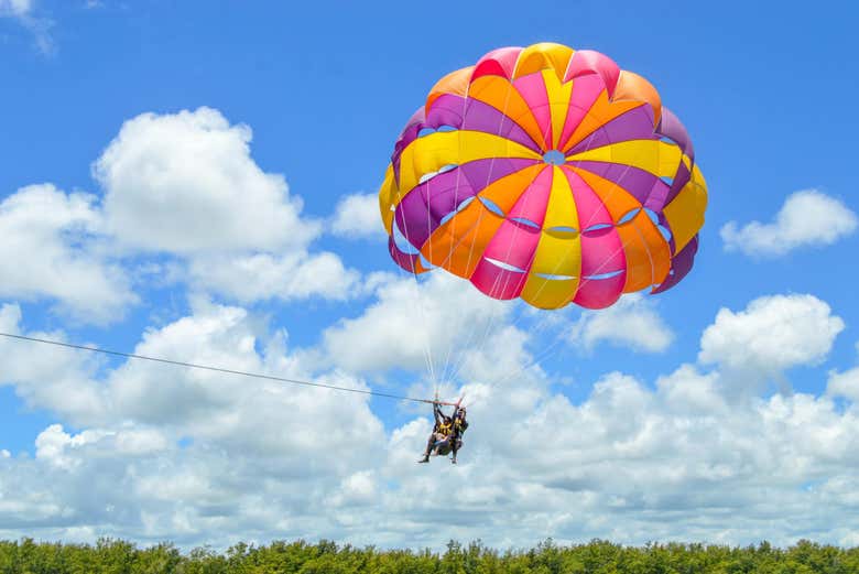 Disfrutando de la actividad de parasailing