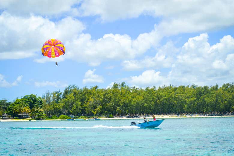 Parasailing en la costa este de Mauricio