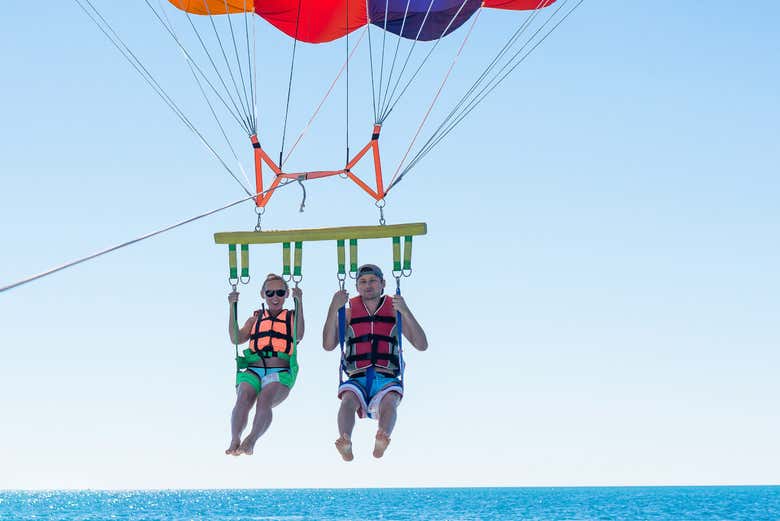 Pareja practicando parasailing 