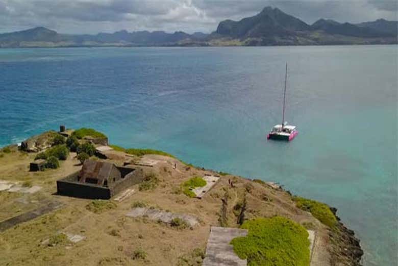 Catamarán de lujo surcando las aguas de Isla Mauricio
