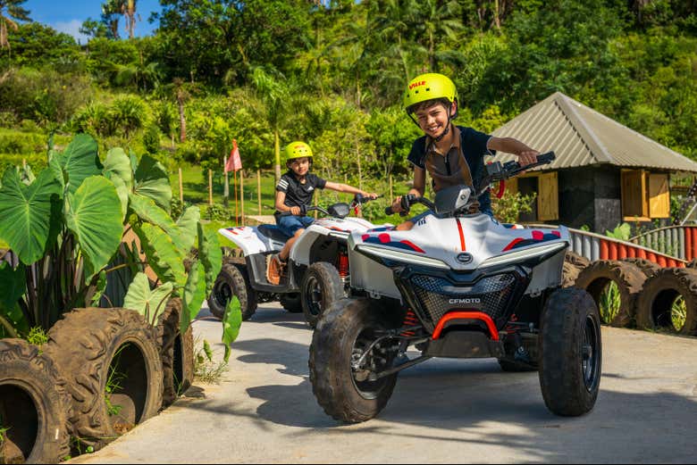 Dos niños montando en quad