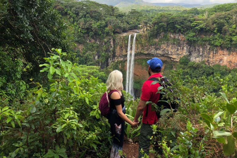 Pareja junto a las cascadas de Chamarel