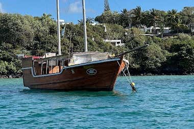 Barco pirata navegando por el este de Mauricio