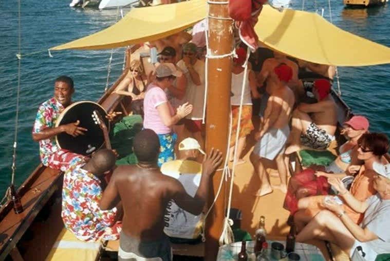 Disfrutando de la música de Mauricio en el barco pirata