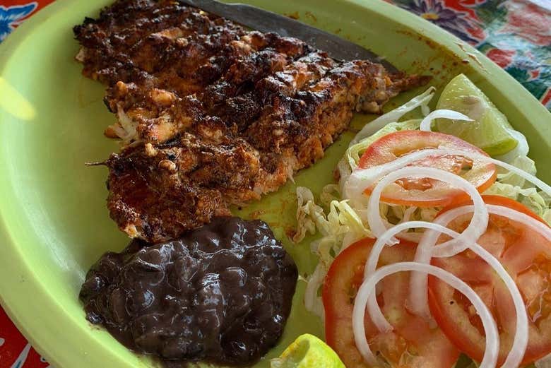 Almuerzo con brochetas