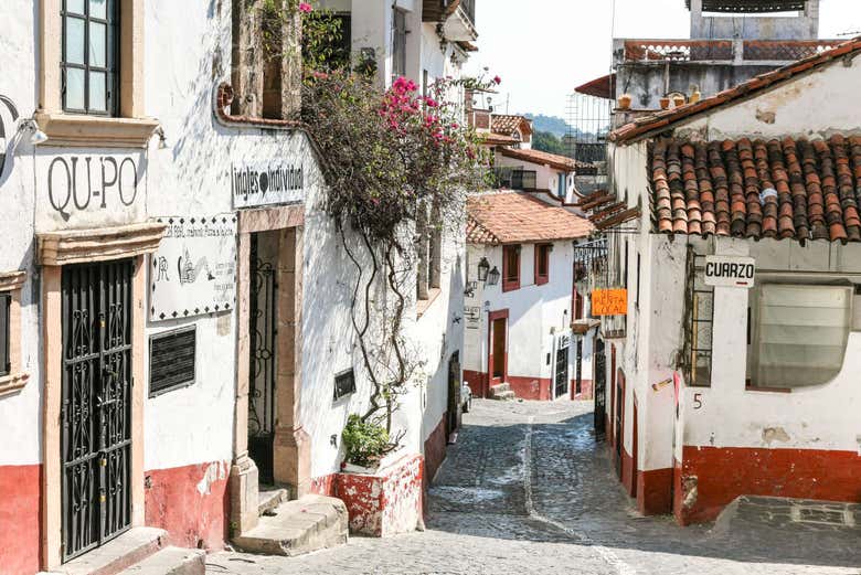Rua de Taxco com casas brancas