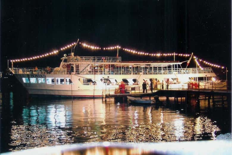 Vista noturna do barco