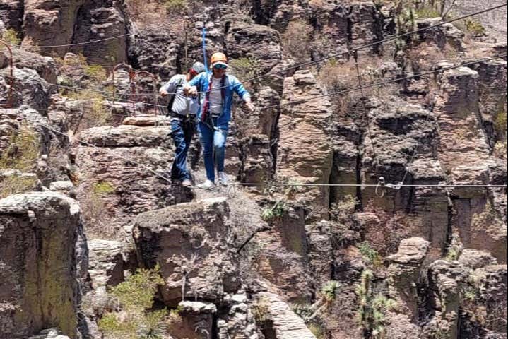 Caminando sobre el puente colgante