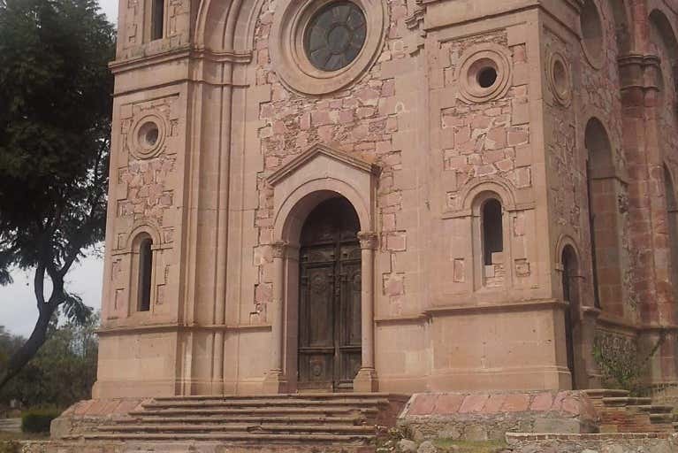 Capilla dentro de una hacienda histórica