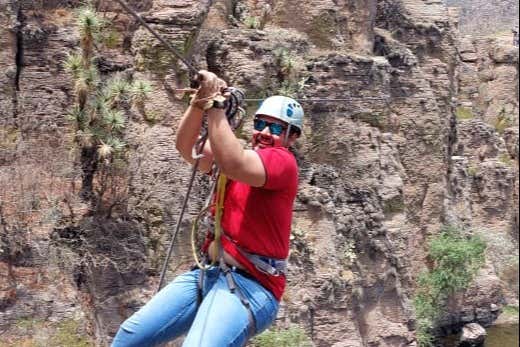 Un hombre lanzándose por las tirolinas