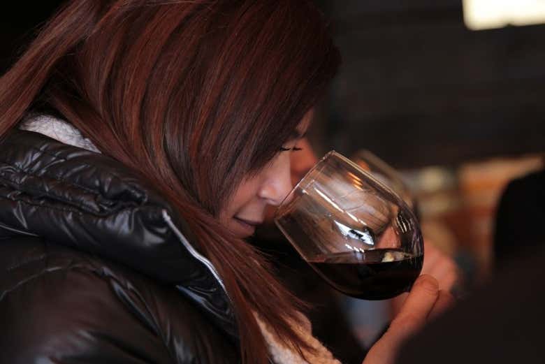 Realizando la fase olfativa en la cata de vino