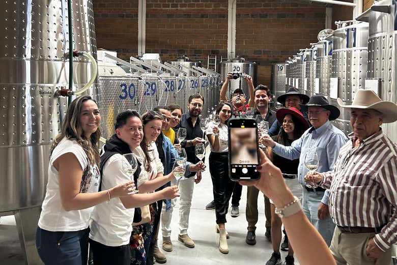 Disfrutando del tour por la bodega El Secreto