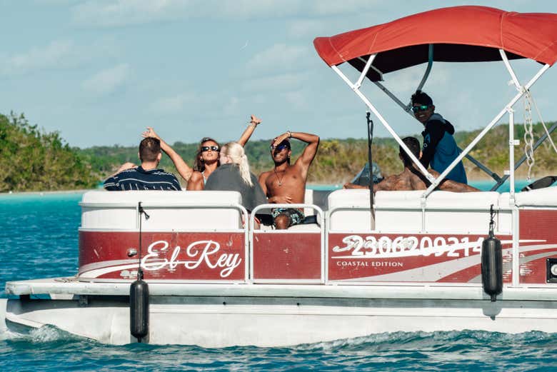 Navegando por la laguna Bacalar