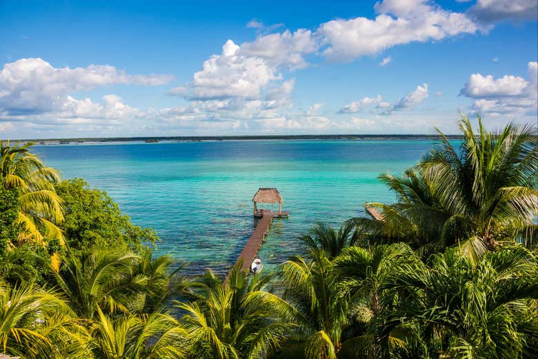 La lagune de Bacalar vue depuis les hauteurs