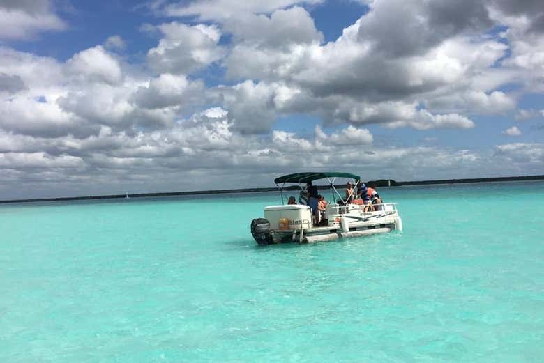 Navegando por la laguna Bacalar