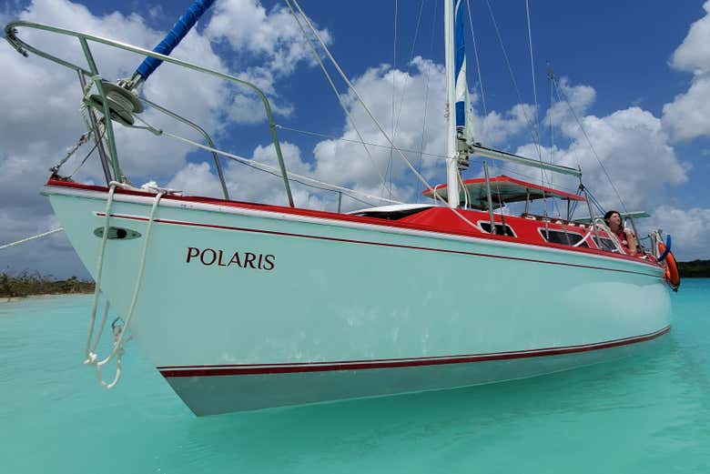 Solcando le acque della laguna Bacalar in barca a vela