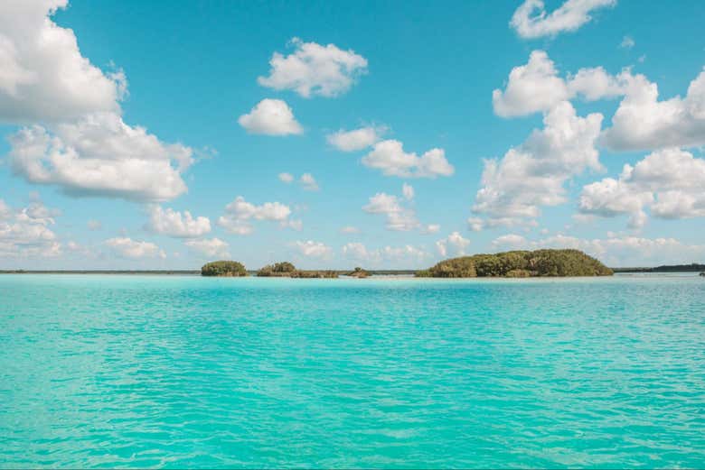 O azul-turquesa da lagoa de Bacalar