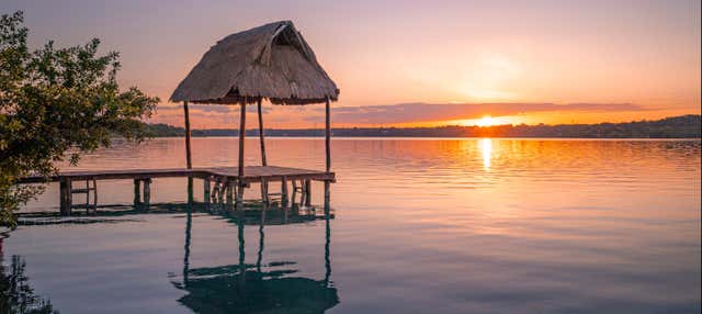 Kayak al atardecer en la laguna Bacalar