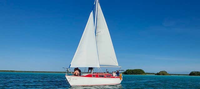 Paseo en velero por la laguna Bacalar 