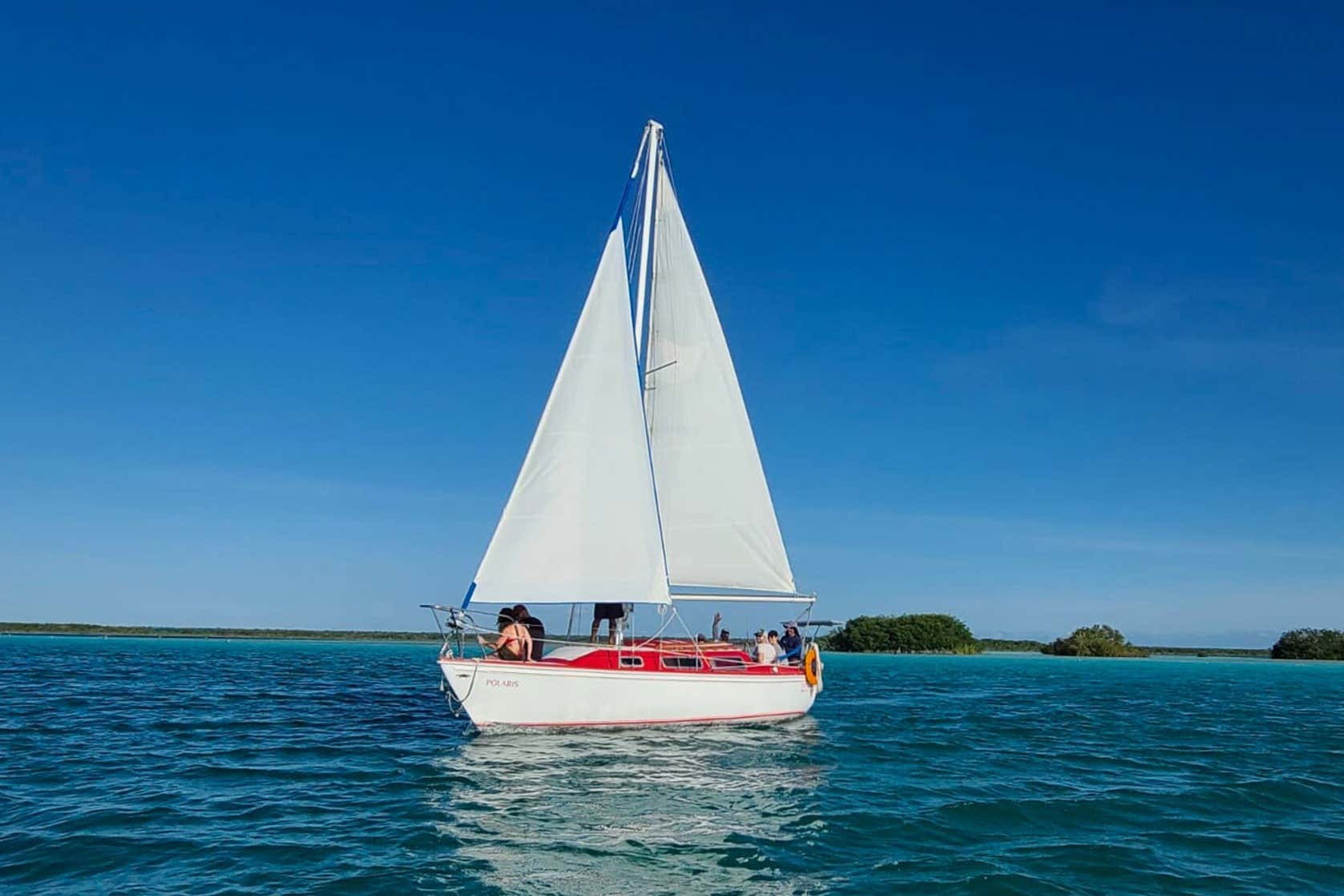 Paseo en velero por la laguna Bacalar