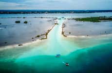 Paseo en velero privado por la laguna Bacalar