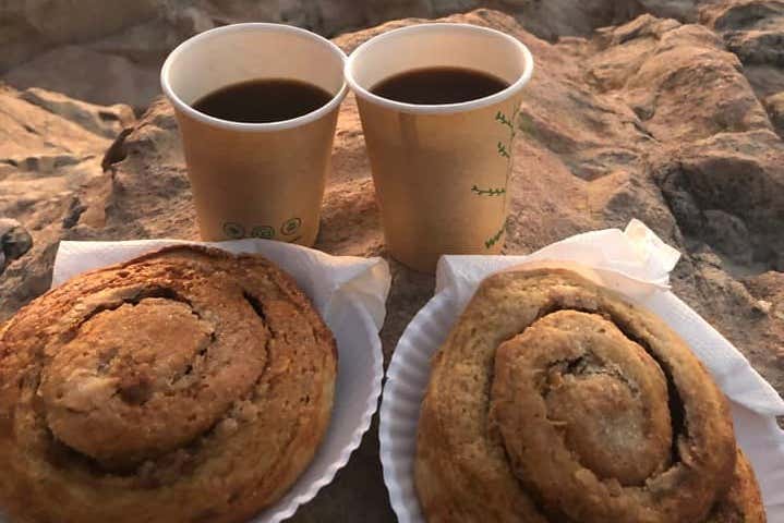 Disfrutando de un merecido café con un bollo