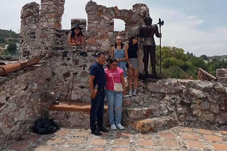 Visitando uno de los miradores de Bernal