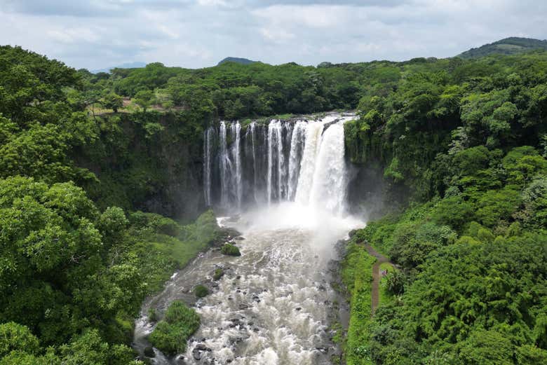 Admire El Salto de Eyipantla Waterfall