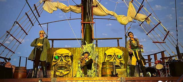 Cruzeiro e jantar em barco pirata