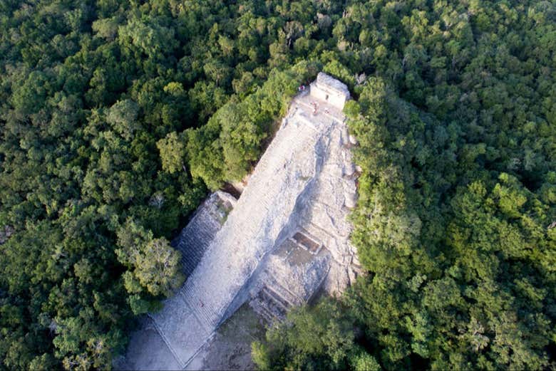 Vista aérea de una de las pirámides de Cobá