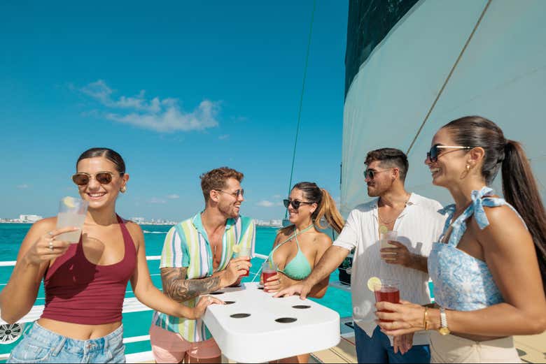 Disfrutando de unos cócteles con amigos