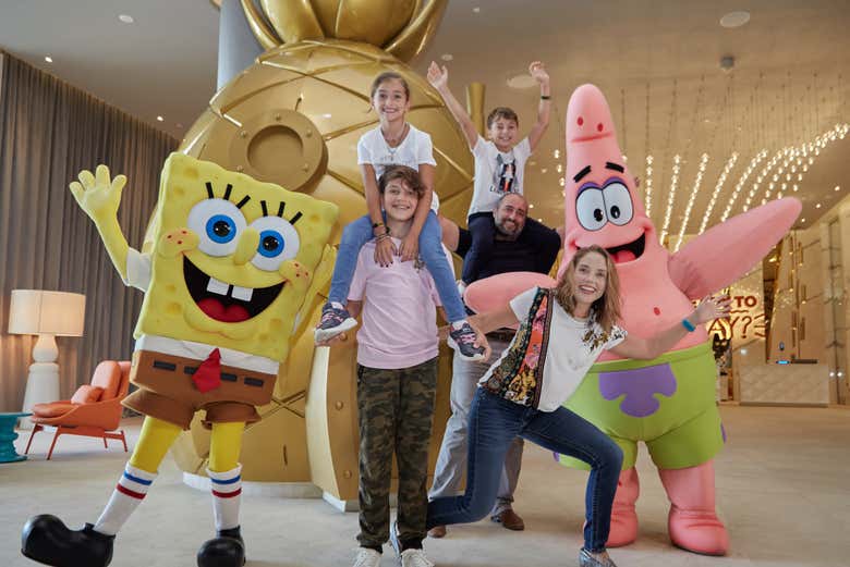 Foto en familia con Bob Esponja y Patricio