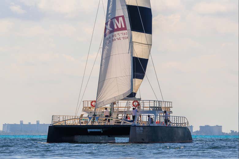El catamarán navegando al atardecer