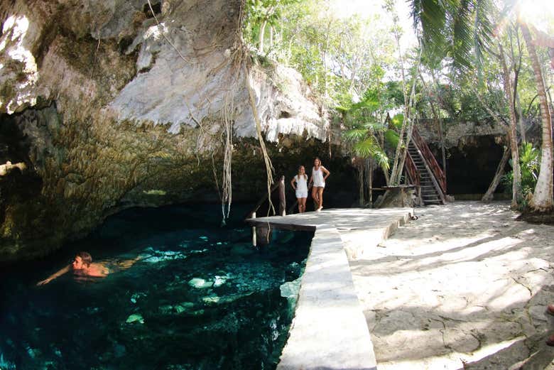 Baignade dans un cenote maya