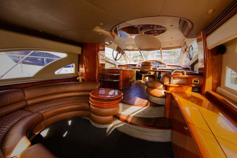 El interior del yate con acabados de lujo